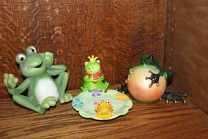 lot 117 image: frog figurines. And frog bank see pictures