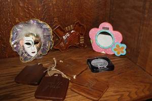 lot 121 image: Mixed lot wood coasters with cheers yall on them and a Texas shaped ashtray and much more see pictures