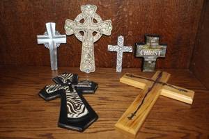 lot 122 image: Lot of Cross decor
