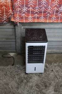 lot 5 image: portable evaporative air cooler