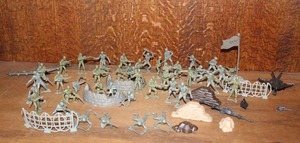 lot 19 image: collection of vintage plastic army men soldiers and accessories,