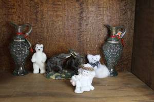 lot 189 image: vintage Dreamsicles,vintage resin figurine of two African elephants see pictures one of the elephants trunk is chipped and more see pictures for details