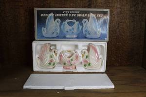 lot 194 image: vintage lustreware ceramic swan vase set