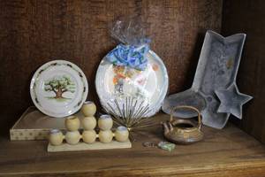 lot 200 image: Home decor see pictures for details
