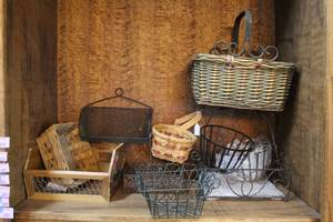 lot 219 image: Lot of baskets