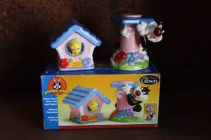 lot 39 image: vintage Looney Tunes Home Tweet Home Salt and Pepper Shaker Set
