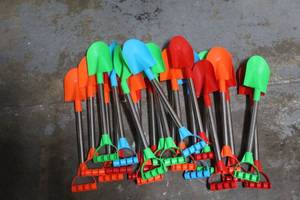 lot 166 image: Over 20 kids play shovels
