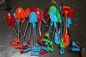 lot 168 image: Over 20 kids play shovels
