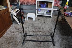 lot 173 image: Clothing rack