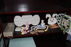 lot 65 image: collection of Easter-themed home decor