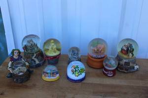 lot 79 image: collection of various snow globes