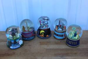 lot 80 image: collection of various snow globes