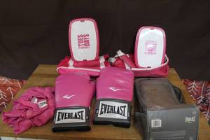 lot 266 image: Everlast 12 oz. Pink Pro Style Training Gloves and lunch pals
