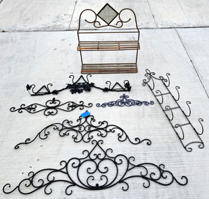 lot 189 image: Assorted metal frame wall decor plus metal frame shelf and hanger