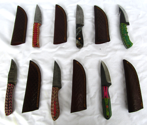 lot 40 image: NEW genuine Damascus steel blade knives with leather sheaths (Bid is times the quantity)