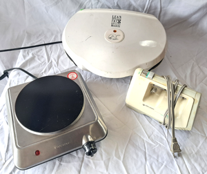 lot 52 image: Oventec infrared single burner cooker, George Foreman fat grilling machine and Black & Decker mixer
