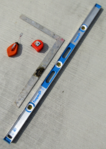 lot 56 image: Empire 4 ft level, chalk snap line, measuring tape, Measuring square
