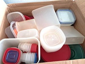 lot 140 image: Box packed full of plastic Tupperware plus
