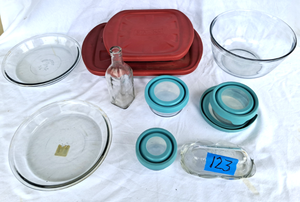 lot 123 image: Anchor Hocking glass bakeware