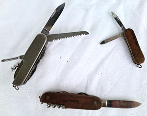 lot 104 image: Pocket knives, one marked as DEA