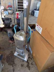 lot 25 image: Shark lift away deluxe vacume