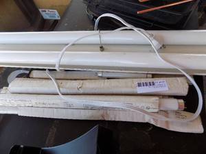 lot 107 image: 4 foot light and 24watt bulbs
