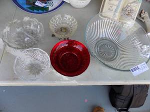 lot 48 image: CLEAR GLASS BOWLS  QTY 4  & RED BOWLS