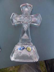 lot 54 image: GLASS CROSS