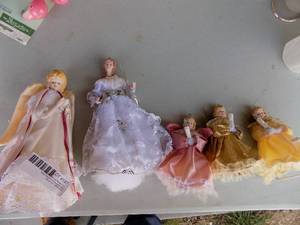 lot 197 image: Christmas themed dolls x 5,   three light up