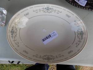 lot 201 image: Fine porcelin China oval bowl Diane- Japan