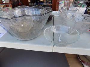 lot 200 image: Punch bowl and cups and small bowl