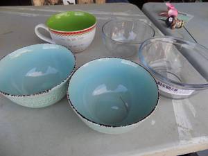 lot 203 image: 2 Teal bowls, 2 clear bowls, 1 cake mug