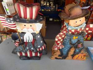 lot 209 image: Uncle Sam and Scarecrow candle holder