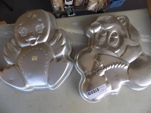 lot 225 image: Mickey Mouse and chick cake pans