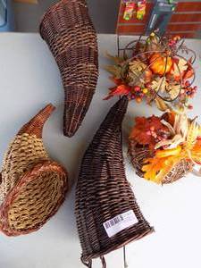 lot 226 image: Fall dcor