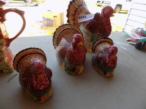 lot 17 image: CERAMIC TURKEY , URKEY SALT & PEPPER SHAKERS  - 4 TURKEYS TOTAL
