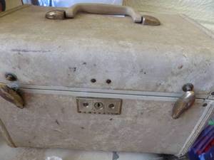 lot 18 image: RAILROAD SUITCASE