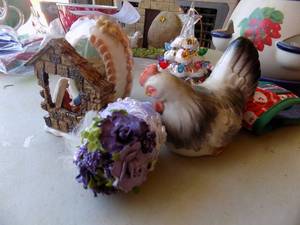 lot 263 image: SMALL STRAWBERRY POT,  HOLIDAY DECOR