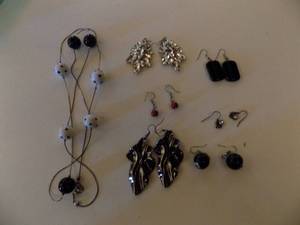 lot 272 image: EARRINGS  -  6 PAIRS  & NECKLACE