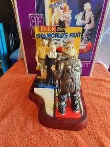 lot 14 image: Vintage Collectible Emmett Kelly Jr. Figurine - signed - with box - 40 years a Clown-Kodaks Clown - 1440 of 1500 - (D)