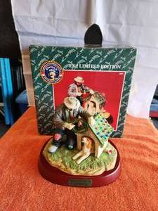 lot 20 image: Vintage Collectible Emmett Kelly Jr. Figurine - signed - with box - Spirit of Christmas XIV - 1515 of 3500 - (G)