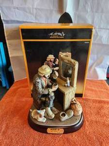 lot 26 image: Vintage Collectible Emmett Kelly Jr. Figurine - signed - with box - Making Up - 7309 of 7500 - (J)