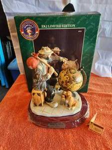 lot 34 image: Vintage Collectible Emmett Kelly Jr. Figurine - signed - The World Traveler - 2338 of 7500 - with box - (N)