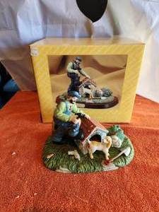 lot 46 image: Vintage Collectible Emmett Kelly Jr. Figurine - signed - Mr. Fixit - 200 of 2000 - with box - no wood base - (T)