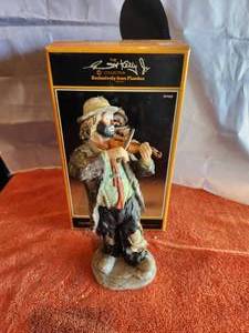 lot 54 image: Vintage Collectible Emmett Kelly Jr. Figurine - signed - Fiddle Player - 4922 of 9500 - with box - no wood base - (X)