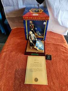 lot 56 image: Vintage Collectible Emmett Kelly Jr. Figurine - signed - Sweeping up 2000 - 1256 of 2000 - with box - (Y)