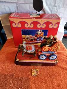 lot 64 image: Vintage Collectible Emmett Kelly Jr. Figurine - Birthday Parade - signed - 762 of 1999 - with box - (C3)