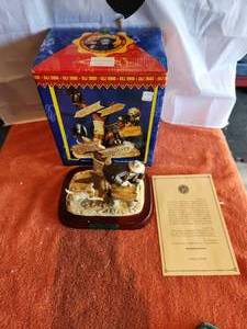 lot 68 image: Vintage Collectible Emmett Kelly Jr. Figurine - Leaving Tombstone - 409 of 2000 - signed - with box - (E6)