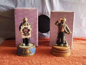 lot 136 image: Lot of 2 Vintage Collectible Emmett Kelly Jr. Figurine - with box - (n)