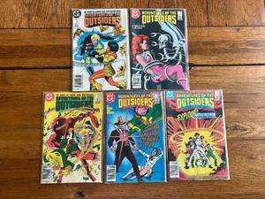 lot 141 image: Vintage lot of 5 - DC Comics - Adventures of the Outsiders
